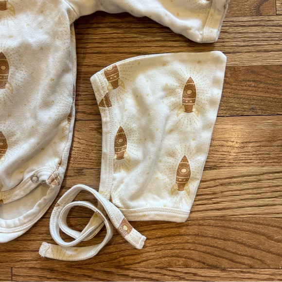 kate quinn Organic Cotton Neutral Rockets Kimono Wrap Onesie and Bonnet 6-12mo - Picture 2 of 4